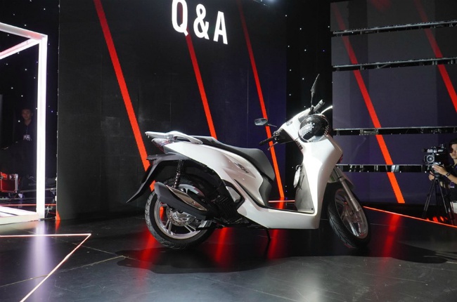 Còn đây là phiên bản 2020 Honda SH màu trắng.