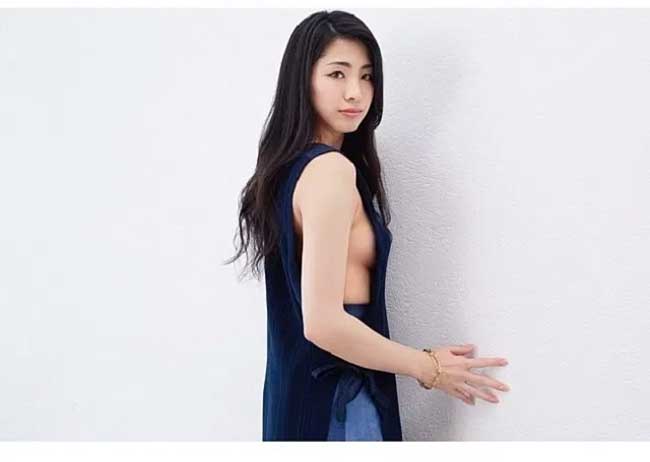Trang phục hở mạn sườn được cô sử dụng khá nhiều.