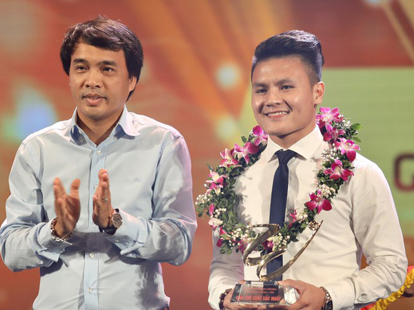 Quang Hải xuất sắc giành được giải thưởng Cầu thủ xuất sắc nhất V.League 2019.
