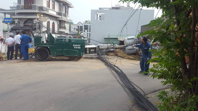 2 cột điện ở Sài Gòn bất ngờ gãy đổ, một phụ nữ bị thương - 2