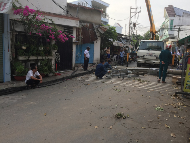 Cột điện bị gãy nằm chắn ngang đường