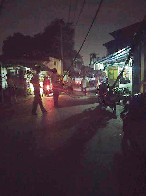 Đến 22h cùng ngày, khu vực này vẫn chưa có điện trở lại.