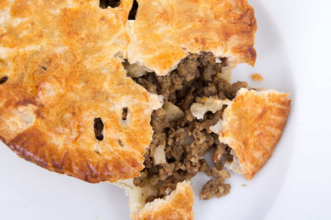 Bánh nhân thịt Tourtiere (Canada): Có nguồn gốc từ tỉnh Quebec, món ăn này thường được làm bằng thịt lợn băm, thịt bê hoặc thịt bò và khoai tây.
