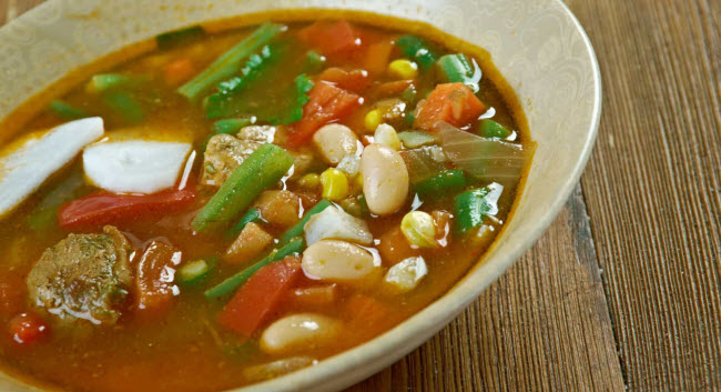 Locro (Argentina): Món hầm truyền thống của quốc gia Nam Mỹ bao gồm các thành phần chính là ngô, hành, đỗ và thịt bò.
