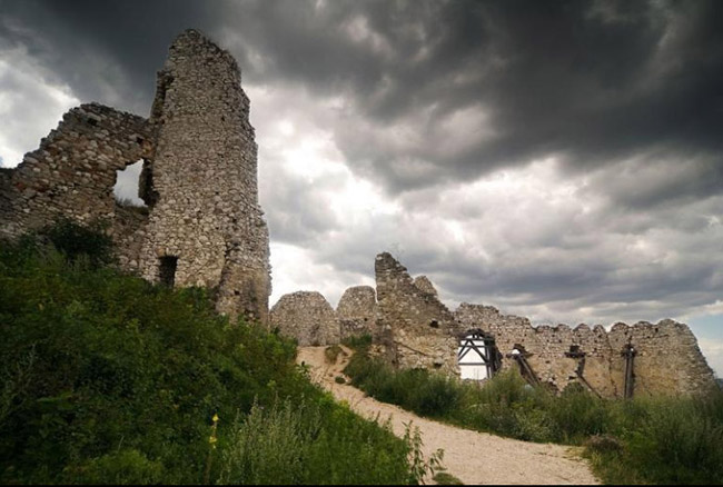 Lâu đài Čachtice, Slovakia: Đây là một trong những địa điểm được sử dụng trong các bộ phim kinh dị với lời đồn đại từng là nhà của nữ bá tước Elizabeth Báthory, nữ sát nhân giết người hàng loạt nổi tiếng thế giới.
