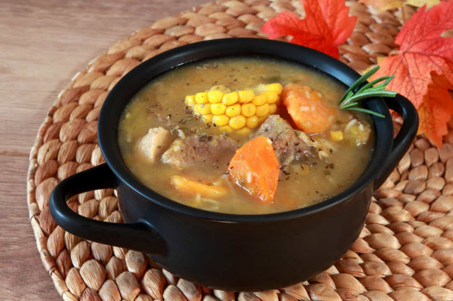 Sancocho (Colombia): Món súp hầm bao gồm các thành phần khoai tây, ngô, chuối, sắn và nhiều loại thịt khác nhau. Đây là món ăn truyền thống ở vùng Antioquia, Colombia.
