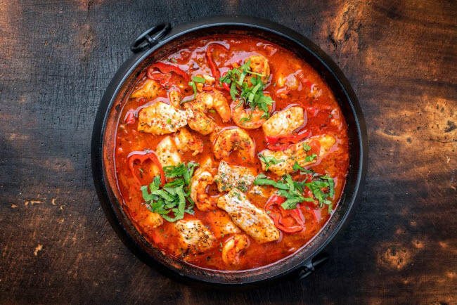 Tôm creole (Mỹ): Món ăn bao gồm tôm nấu chín trong hỗn hợp cà chua nguyên hạt hoặc thái hạt lựu, bộ ba hành tây, cần tây và ớt chuông, gia vị với nước sốt ớt cay.
