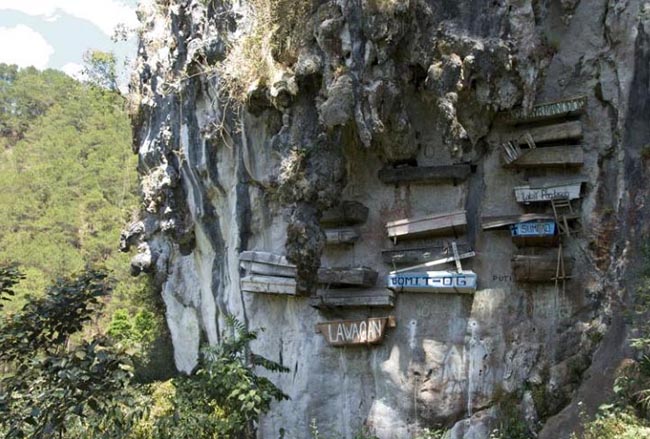 Hang Coffin, Philippines: Với ý định đưa người quá cố đến gần thiên đàng hơn, các thành viên của bộ tộc Igorot ở tỉnh miền núi Sagada đã treo những chiếc quan tài của người chết lên trên vách đá.

