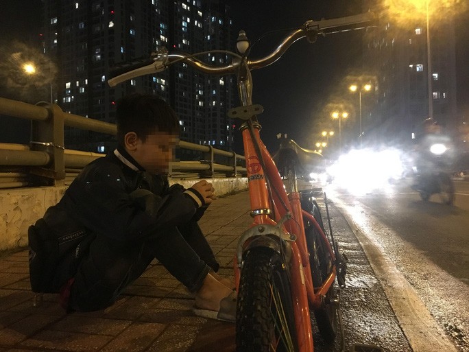 Công khai đày đọa trẻ em giữa phố: Ngỡ ngàng kẻ đứng sau! - 2