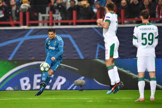 Cristiano Ronaldo đá phạt hiểm hóc ngay phút thứ 3 khi Juventus làm khách trên đất Nga đấu Lokomotiv Moscow