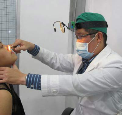 Khi có dấu hiệu mất giọng cần phải đi khám bác sĩ ngay. Ảnh minh họa.