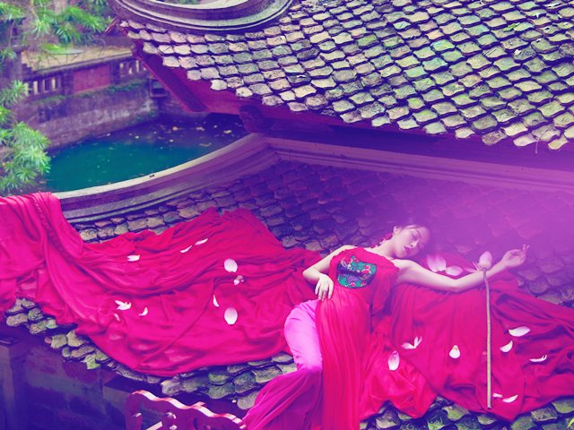 Thời trang - Hoa hậu Áo dài leo lên mái Việt Phủ Thành Chương chụp yếm