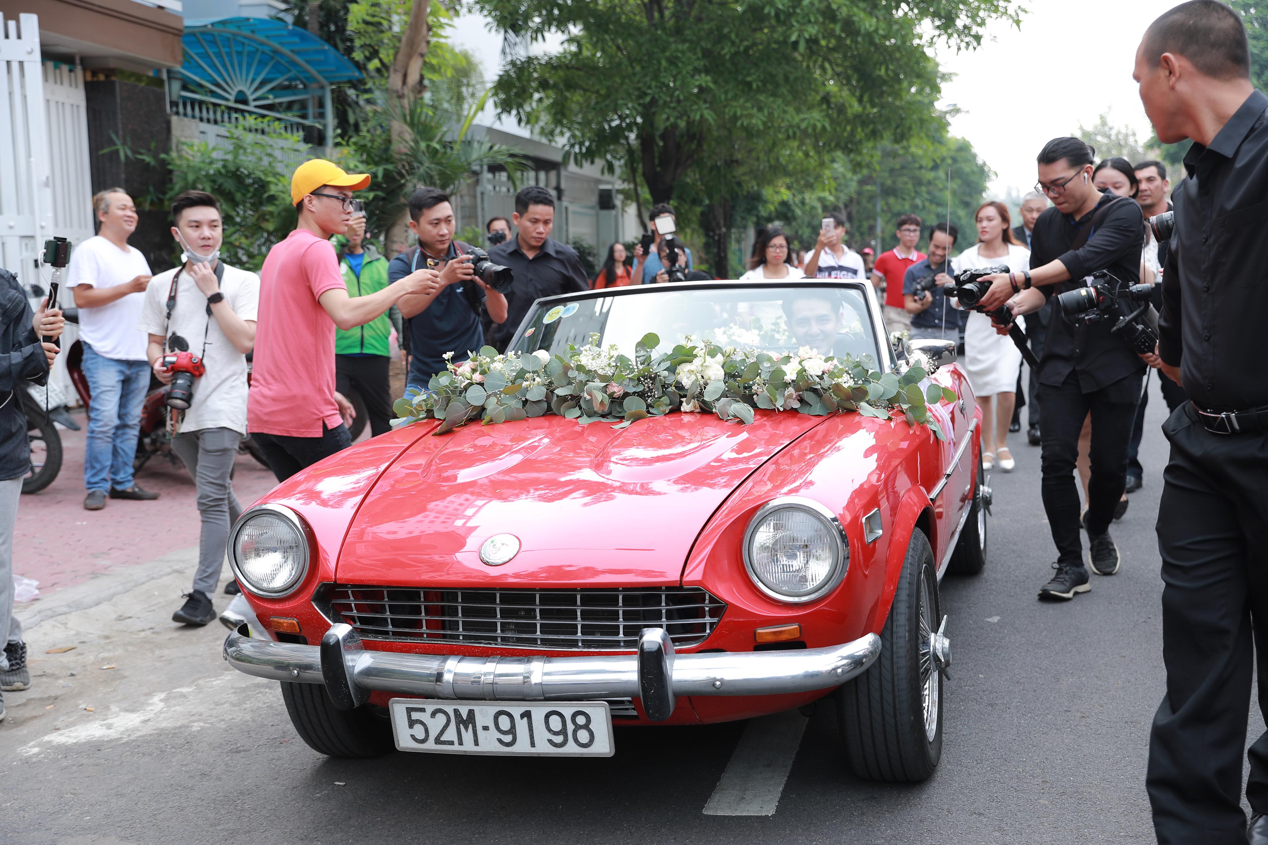 Đông Nhi đeo đầy vàng, được Ông Cao Thắng rước bằng siêu xe mui trần trong lễ ăn hỏi - 17