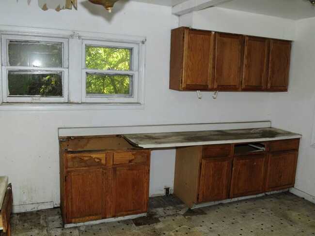 Khi ngôi nhà được mua, các tủ trong nhà bếp đều đã bị ăn mòn và bẩn thỉu, với những phần bị thiếu nên không thể tiếp tục sử dụng.