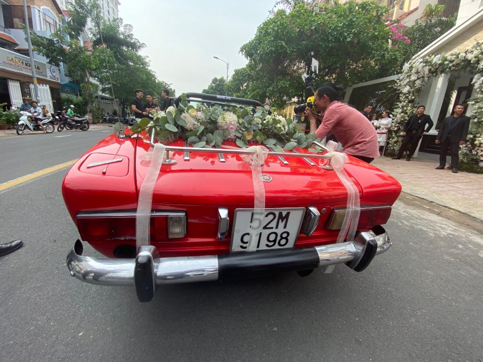 Dàn xe sang xếp hàng dài trong lễ ăn hỏi Đông Nhi - Ông Cao Thắng - 8