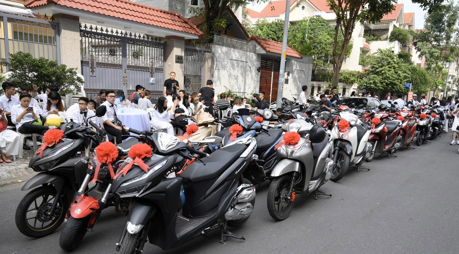 Dàn xe sang xếp hàng dài trong lễ ăn hỏi Đông Nhi - Ông Cao Thắng - 13