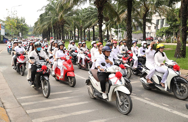 Dàn xe sang xếp hàng dài trong lễ ăn hỏi Đông Nhi - Ông Cao Thắng - 14