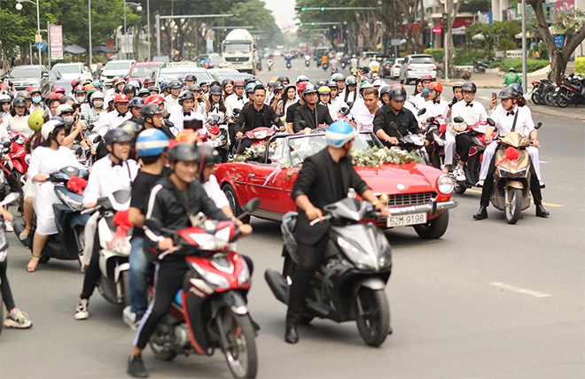 Dàn xe sang xếp hàng dài trong lễ ăn hỏi Đông Nhi - Ông Cao Thắng - 15