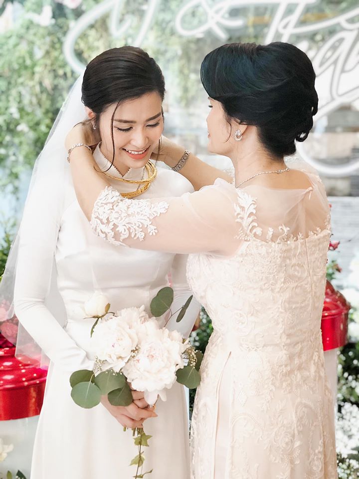 Đông Nhi trong áo dài cưới đẹp nền nã.