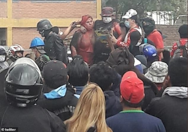 Bà Arce bị cắt tóc, giội sơn đỏ.