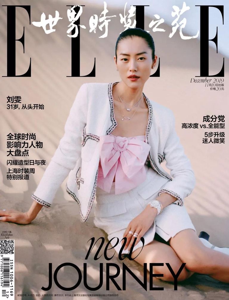 Lưu Văn diện thiết kế của Chanel tạo dáng chụp ảnh ở sa mạc.&nbsp;