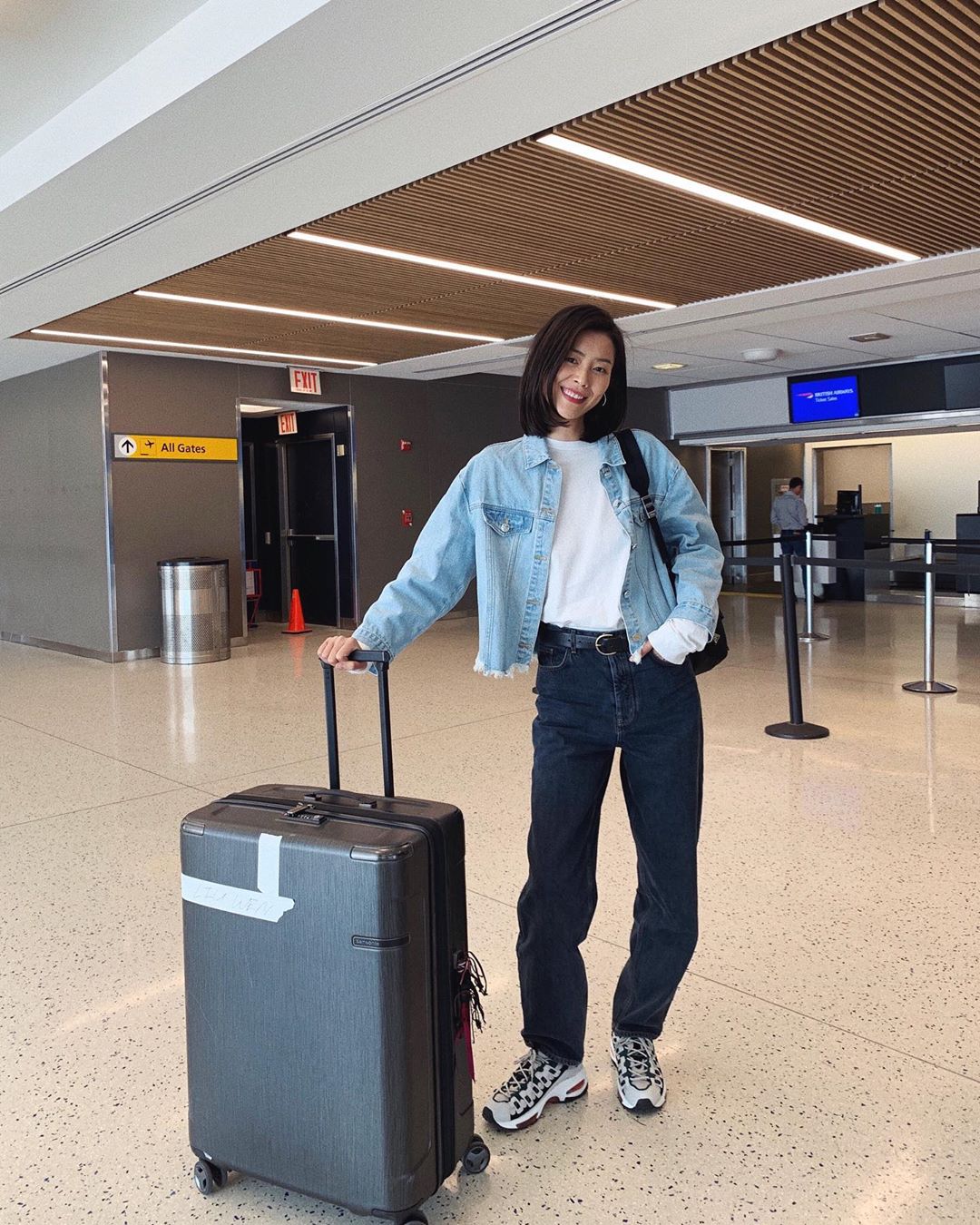 Người đẹp phối quần jean với áo phông trắng khoác ngoài áo denim.&nbsp;