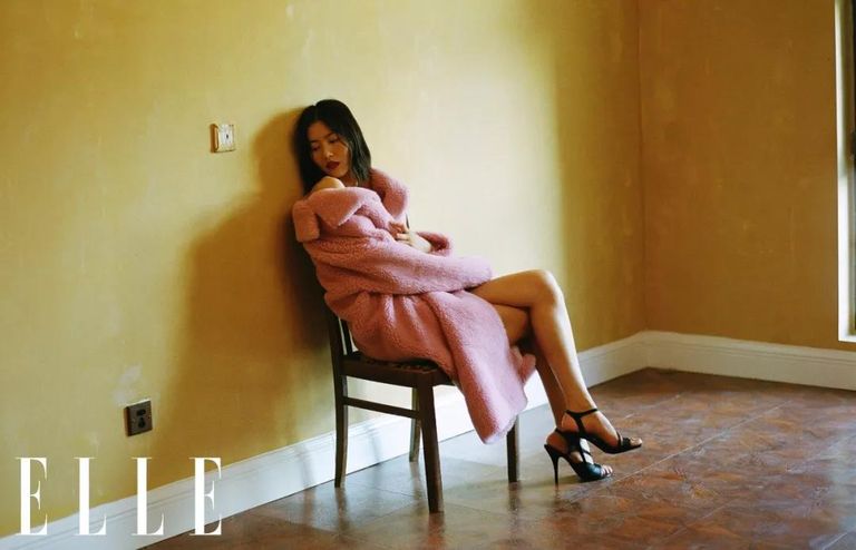 Siêu mẫu châu Á giàu nhất thế giới khoe lưng trên bìa tạp chí Elle - 11