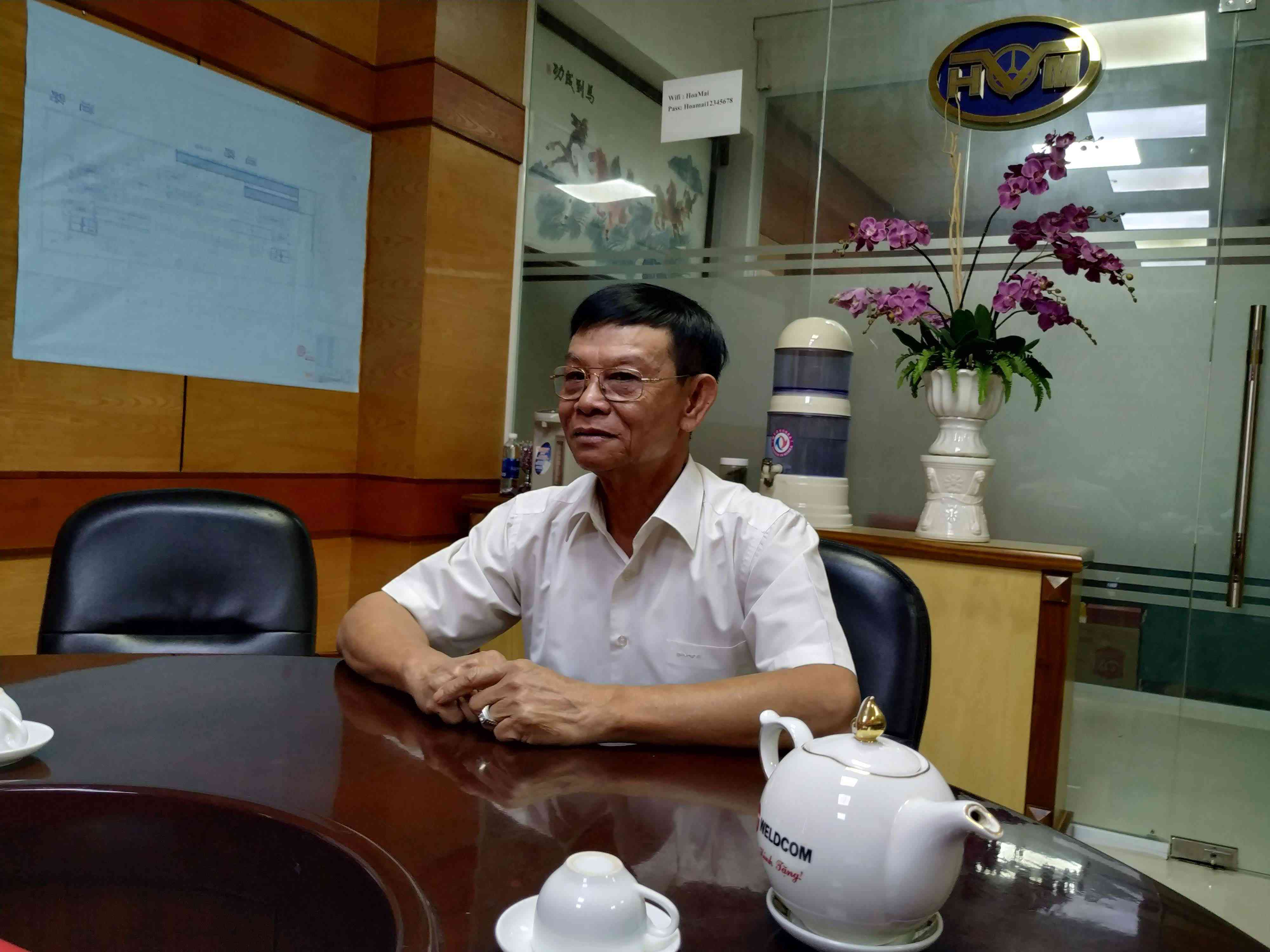 Ông Phạm Văn Vũ làm việc với phóng viên