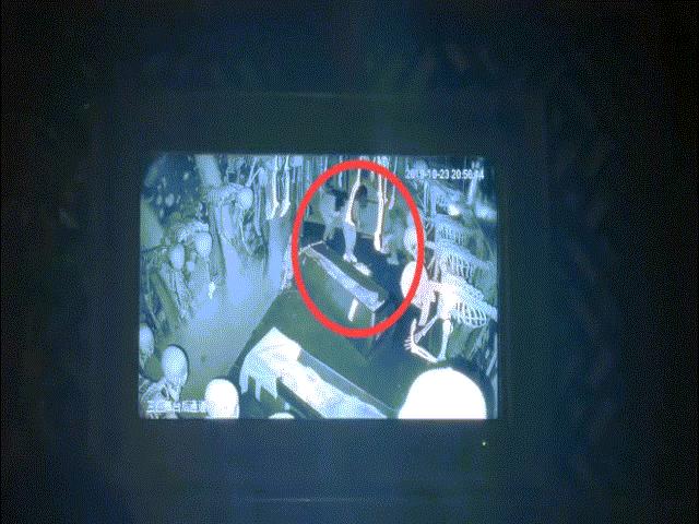 Phi thường - kỳ quặc - Video: Cùng bạn vào nhà ma, cô gái sợ hãi bỏ bạn, nắm tay "ma" chạy ra ngoài