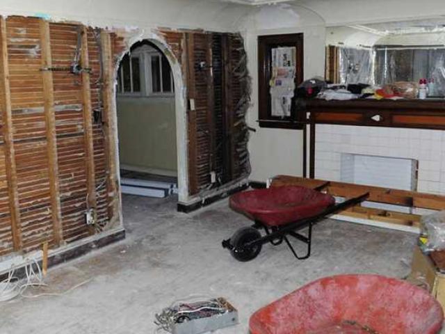 Kinh doanh - Con trai mua nhà hoang 50 triệu rồi sửa thành biệt thự "đẹp miễn chê" tặng mẹ