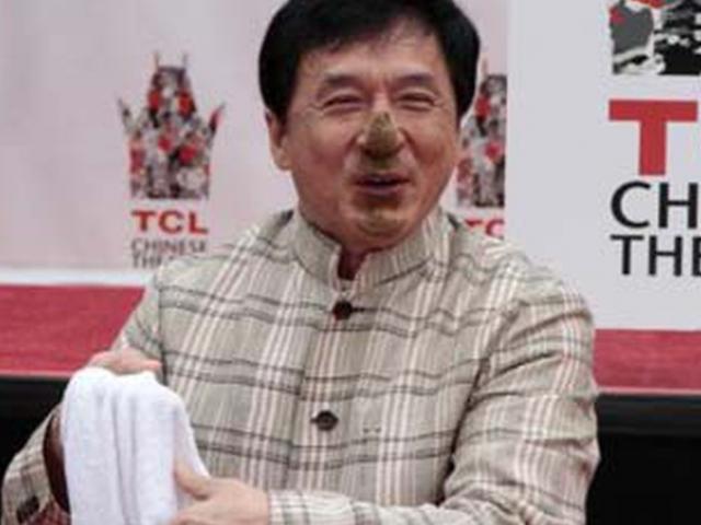 Phim - Thành Long nhiều lần bị "ném đá" dữ dội trước khi bị phản đối sang Việt Nam