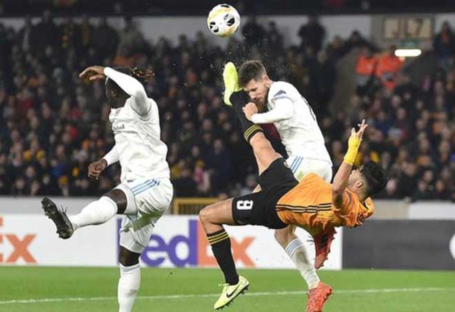 Hốt hoảng Europa League: Sao Ngoại hạng Anh tung cước, đối thủ bất tỉnh trên sân - 1
