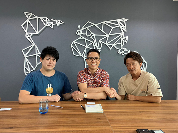 Anh Tuấn Việt (giữa) và các đối tác Nhật