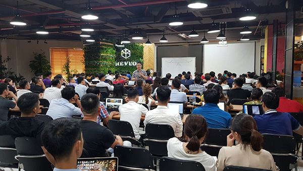 Anh Tuấn Việt thường xuyên chia sẻ kinh nghiệm xúc tiến xuất khẩu cho các bạn trẻ