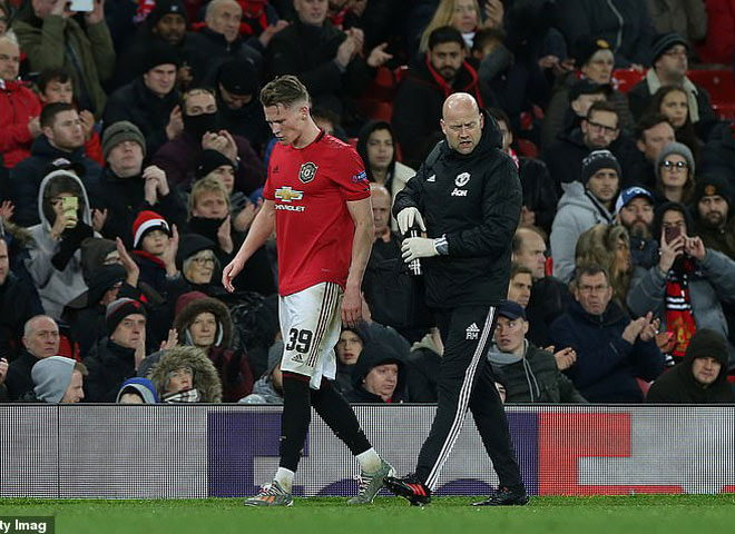 McTominay phải rời sân khi trận đấu còn 15 phút nữa mới kết thúc