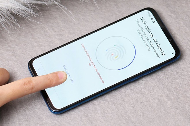 Vsmart Live được trang bị cảm biến vân tay trong màn hình thời thượng.