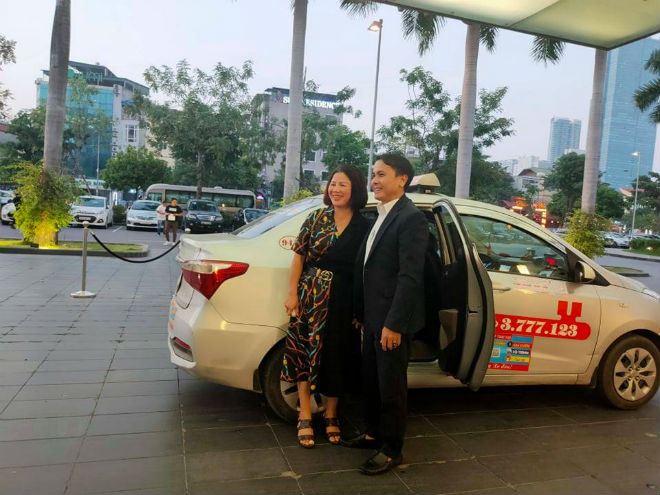 Bố mẹ Quang Hải trước sảnh khách sạn
JW Marriott Hà Nội chiều 8/11