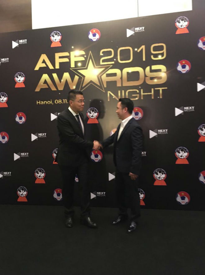 Ông Maj.
Gen. Khiev Sameth (người Campuchia, trái) - Chủ tịch Liên đoàn bóng
đá Đông Nam Á (AFF) cũng đã có mặt từ khá sớm