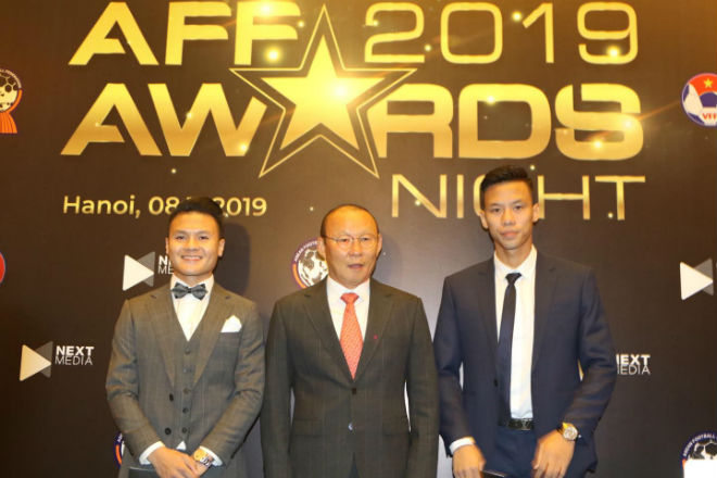 Quang Hải, HLV Park Hang Seo và Quế
Ngọc Hải bảnh bao trong các bộ vest lịch lãm