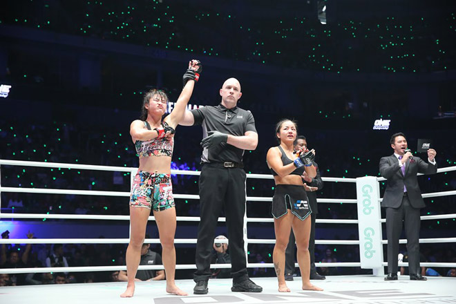 Bi Nguyễn (phải) không thể có chiến thắng thứ 3 ở ONE Championship. Ảnh Hoàng Triều