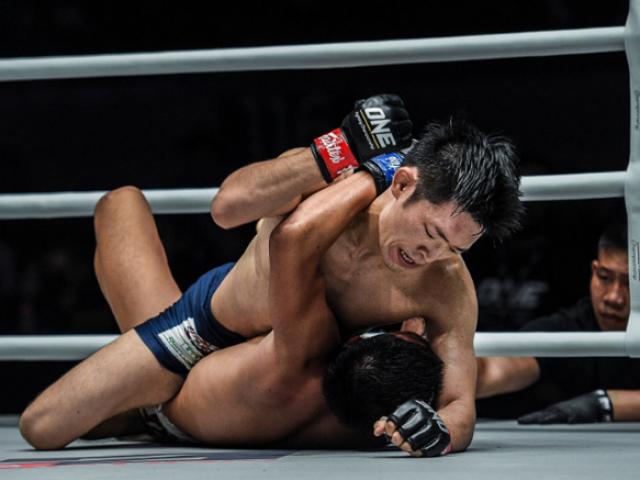 Thể thao - Dở khóc dở cười MMA: Võ sĩ tự dưng nằm ngửa bị "Nobita" đánh bầm dập