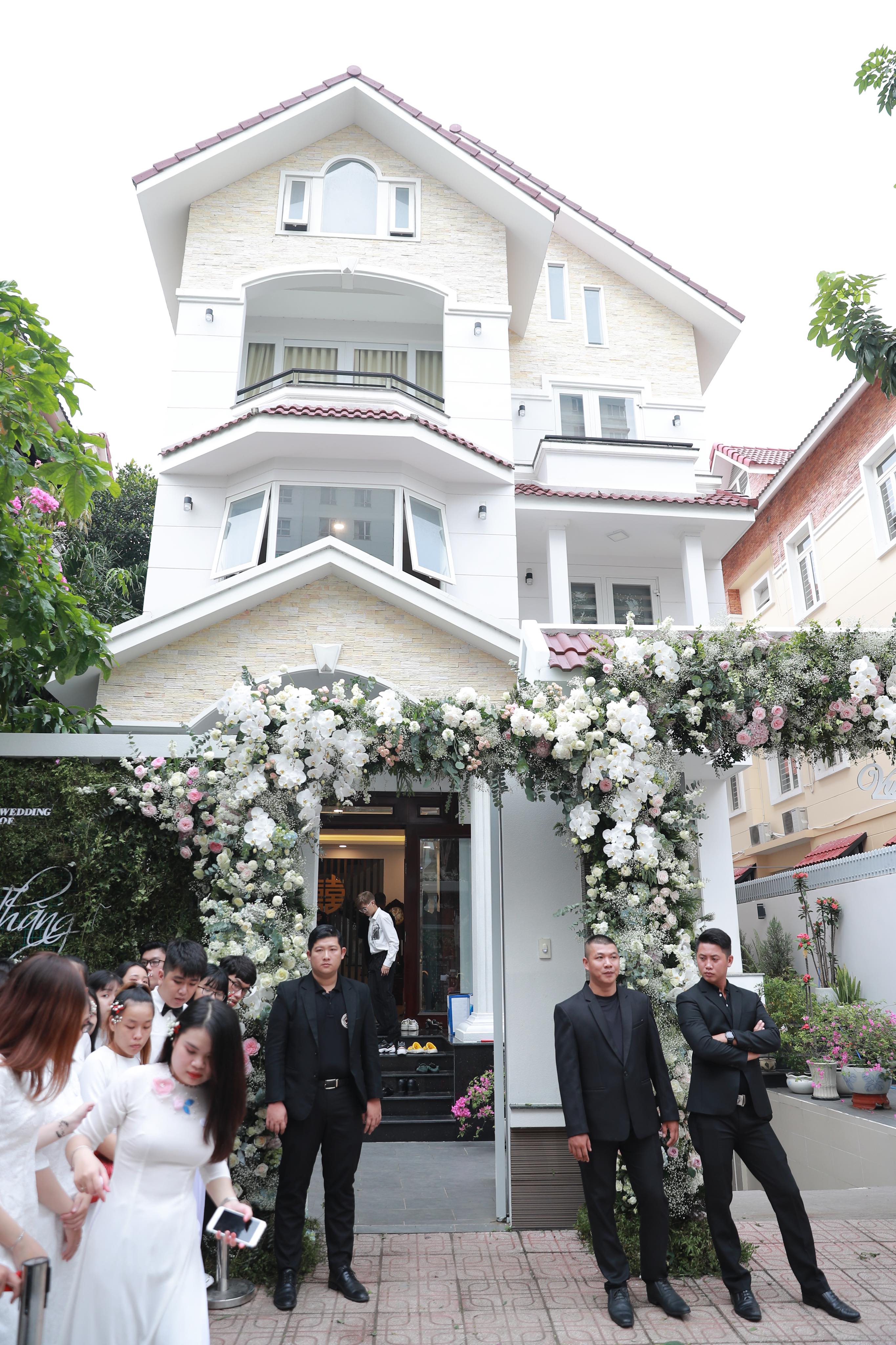 Trong khi đó biệt thự nhà Đông Nhi cũng không kém cạnh khi tọa lạc ở khu dân cư cao cấp ở huyện Bình Chánh, TP.HCM, cách nhà chú rể khoảng 10km.&nbsp;