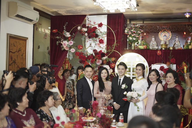 Buổi lễ rước dâu diễn ra trang trọng tại nhà gái.&nbsp;Đông Nhi từng tiết lộ thu nhập trong một năm của mình và bạn trai có thể nuôi công ty với 40 nhân viên, xây nhà, mua xe hơi, làm thêm những dự án, nhóm nhạc.