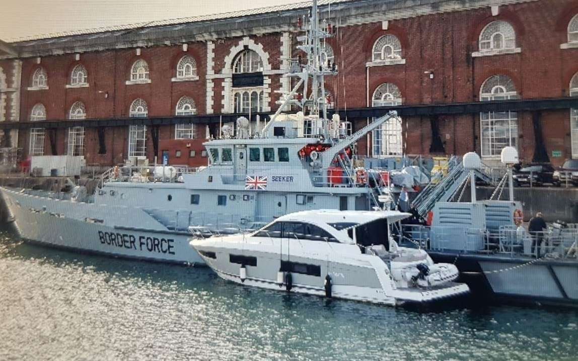 Chiếc du thuyền dài 14 mét chở 8 người nhập cư lậu từ Albania mới bị phát hiện ngoài khơi bở biển Anh (Ảnh: NCA)