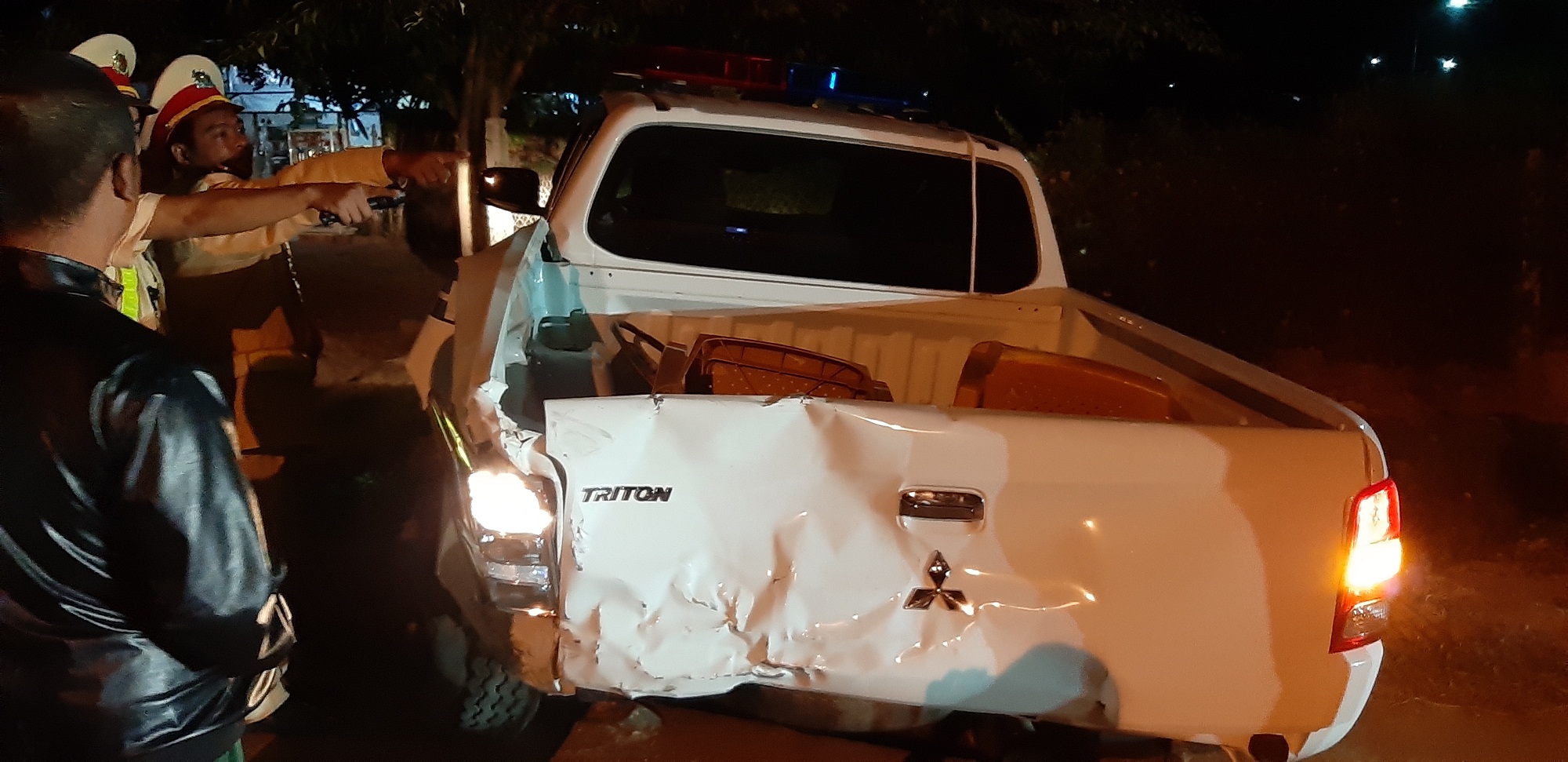 Chiếc xe của lực lượng CSGT bị hư hỏng nặng sau va chạm.