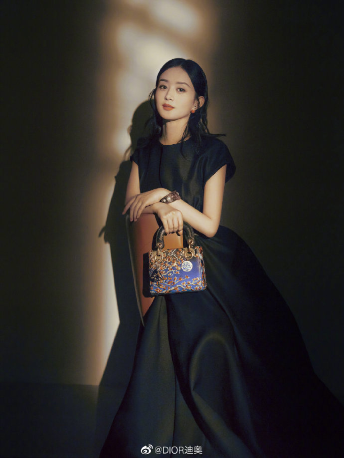 Triệu Lệ Dĩnh quảng bá cho sản phẩm mới của Dior. 