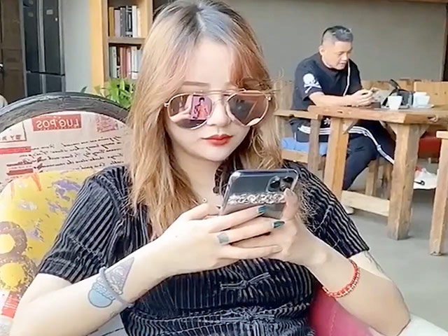 Video Clip Cười - Bạn gái mê trai đẹp khiến chàng trai phải "giết gà dọa khỉ"