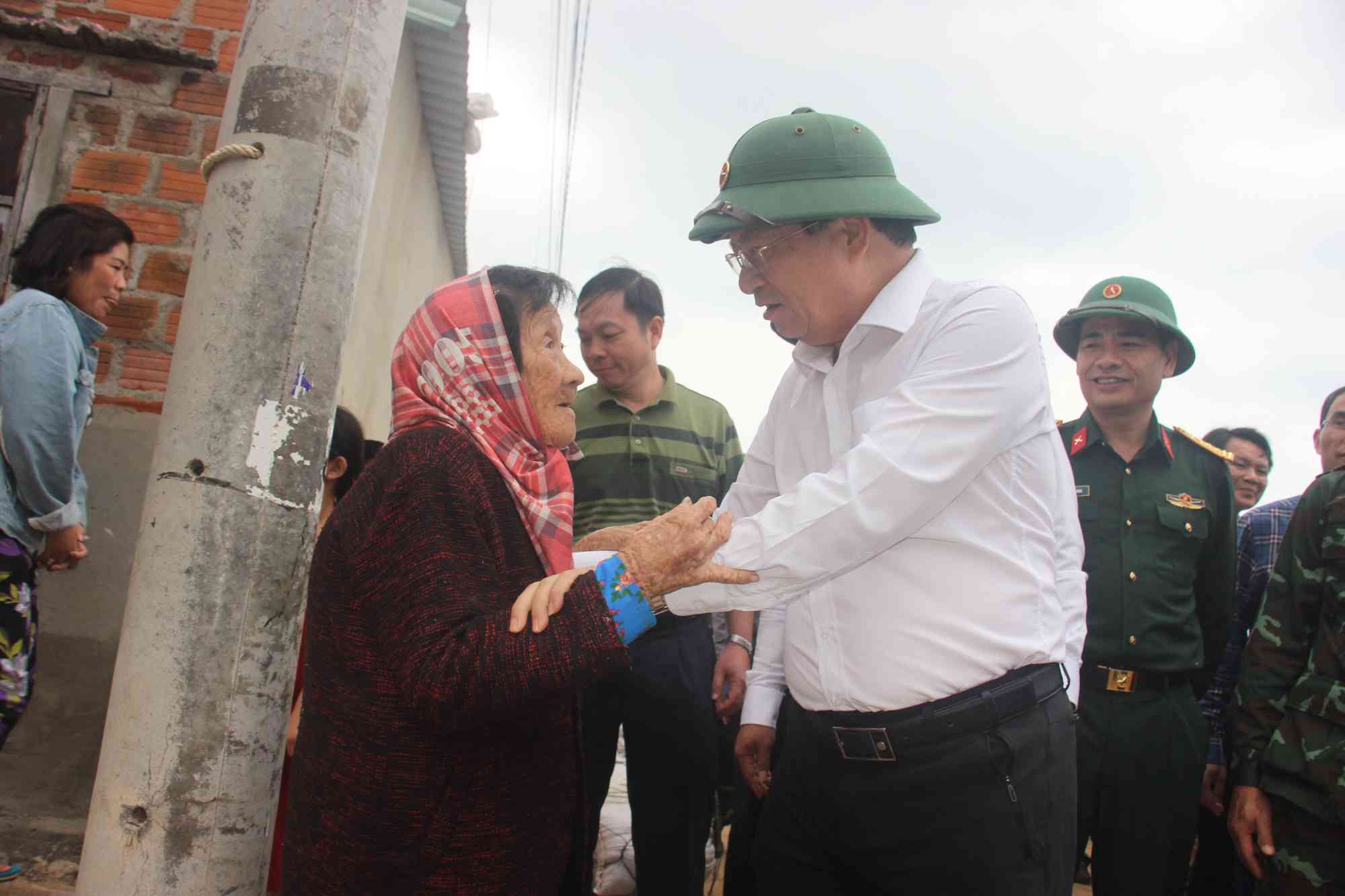 Phó Thủ tướng Trịnh Đình Dũng thăm hỏi bà con xã Nhơn Hải, TP Quy Nhơn trong chuyến thị sát