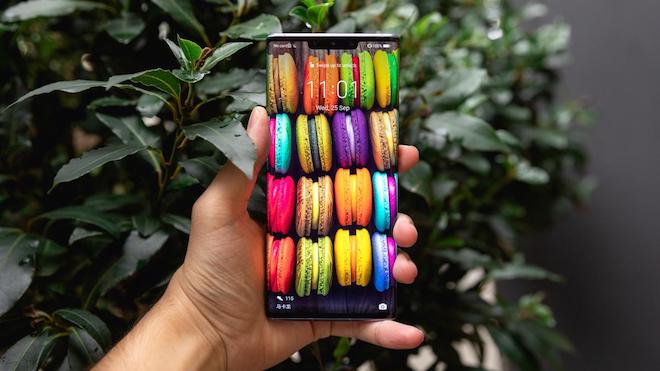 Huawei Mate 30 Pro có màn hình "tai thỏ".