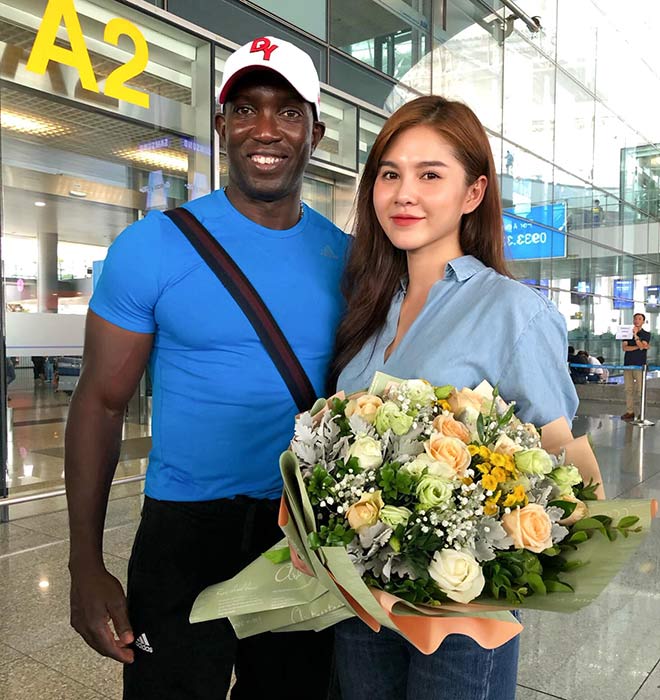 Thu Hoài bên cạnh cựu danh thủ Dwight Yorke